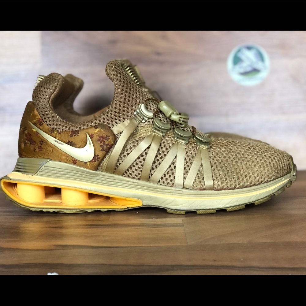 Nike shox gravity metallic gold